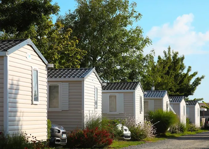 Κάμπινγκ Paradis Domaine Oyat 4*